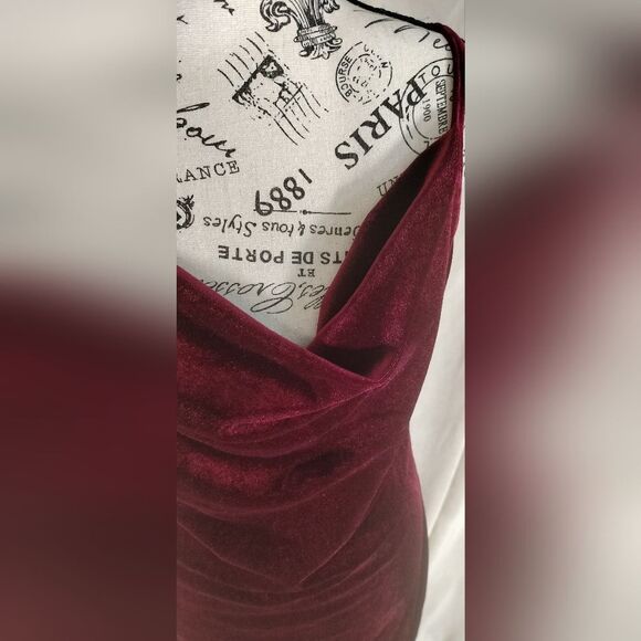 NWOT! SHEIN Curve Burgundy Velvet Slip Dress w/Adjustable Straps. Plus Size 0XL - Picture 3 of 12